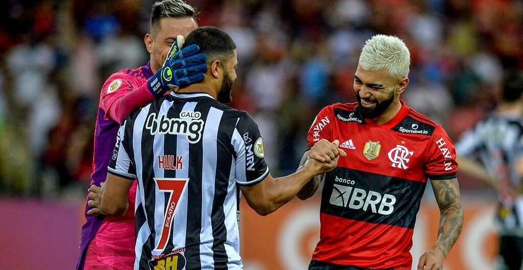 Foto que ilustra matéria sobre artilharia do Brasileirão mostra o jogador Hulk, do Atlético-MG, apertando a mão de Gabriel Barbosa, do Flamengo