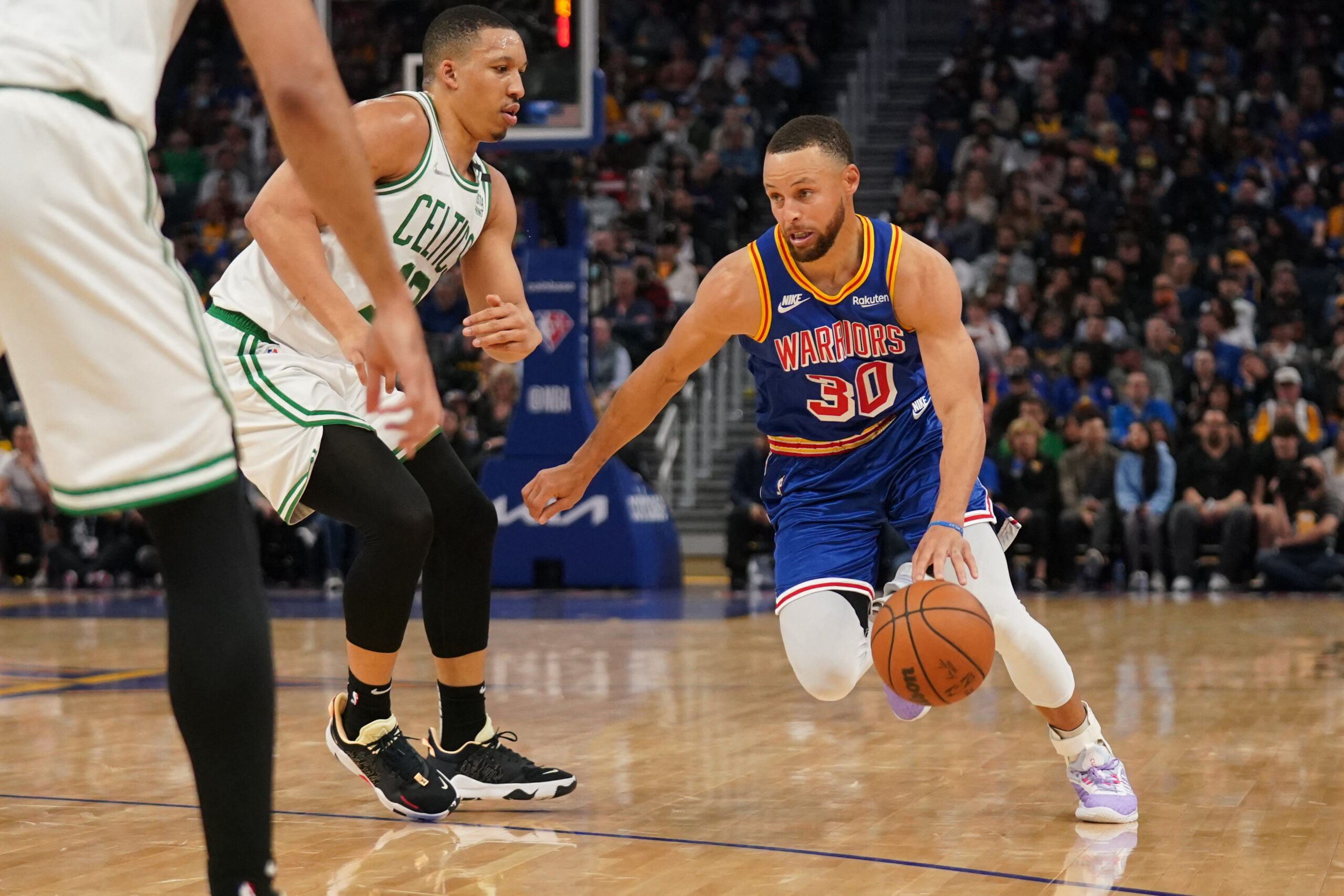 Stephen Curry se torna o 2º jogador com mais cestas de três na NBA