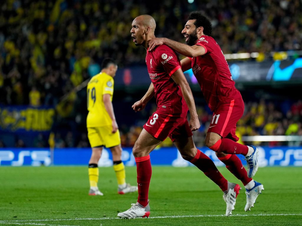 Fabinho comemora com Salah o primeiro gol do Liverpool sobre o Villarreal