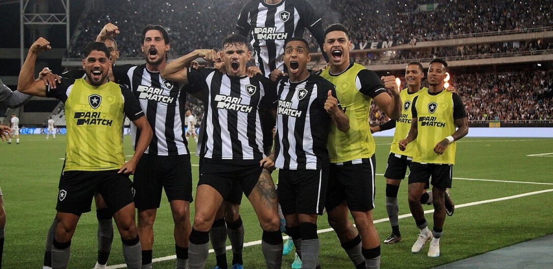 Foto que ilustra matéria sobre artilharia do Brasileirão mostra o atacante do Botafogo Tiquinho Soares, ao centro, comemorando um de seus gols na competição em 2023