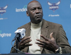 Michael Jordan negocia venda do Charlotte Hornets da NBA