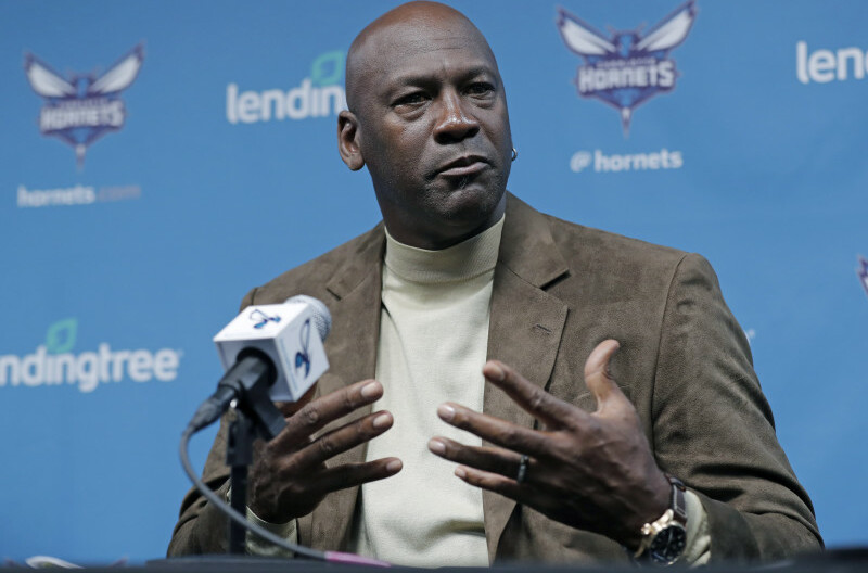 Michael Jordan negocia venda do Charlotte Hornets da NBA