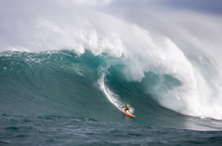 Conheça a história de Carlos Burle, surfista brasileiro pioneiro de ondas gigantes, modalidade que está em alta e atrai cada vez mais fãs
