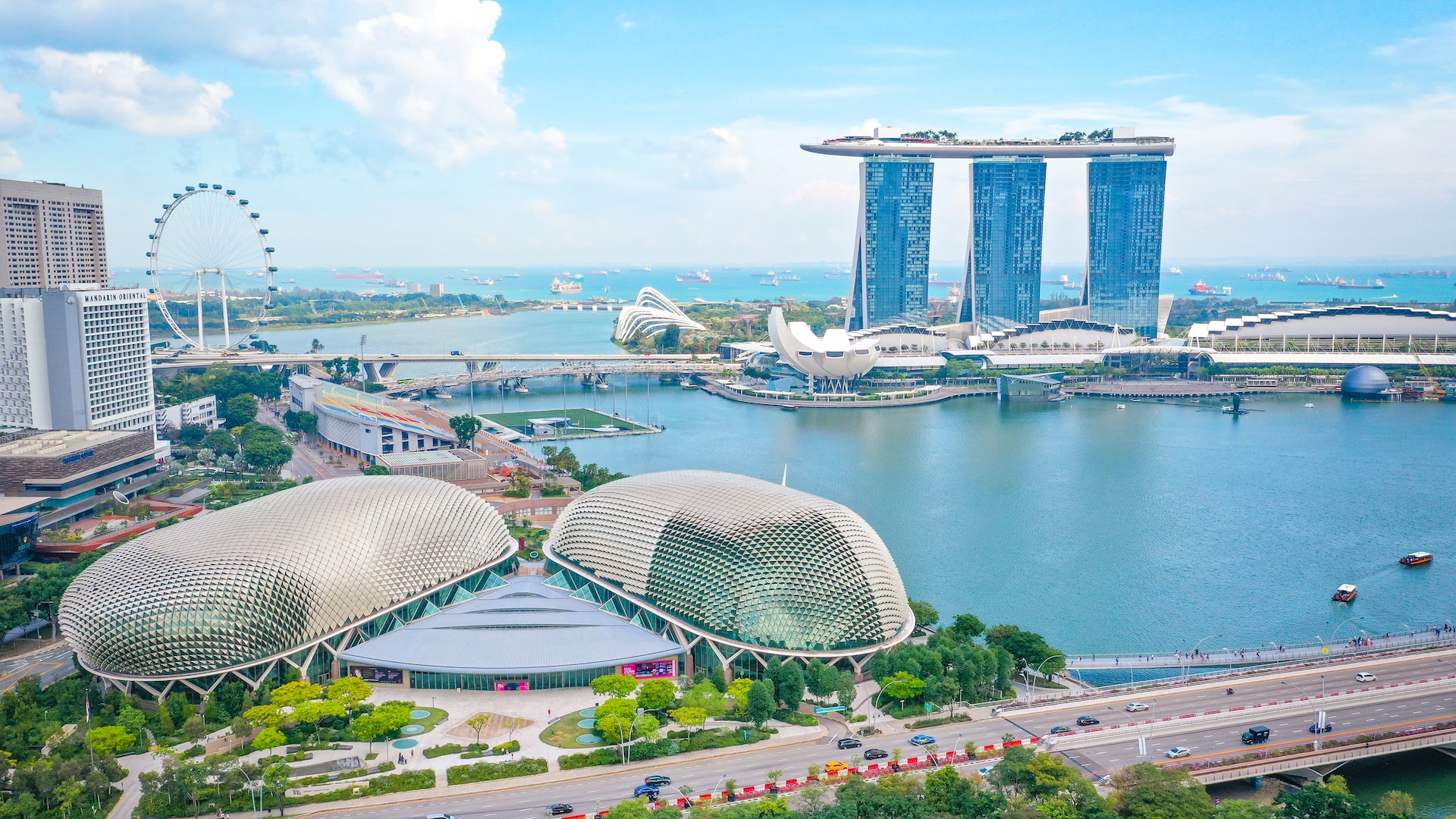 F1: Leclerc lidera primeiro treino com 1-2 da Ferrari em Singapura