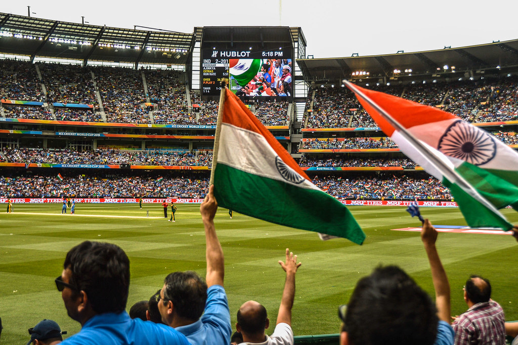 Fãs torcedores indianos assistem com entusiasmo à seleção indiana de  críquete