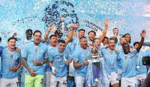 Manchester City comemorando o quarto título seguido da Premier League