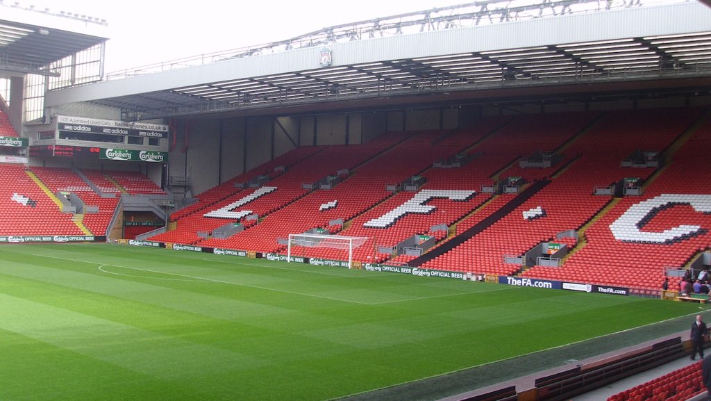 A arquibancada Kop, em Anfield (Foto: Wikicommons)